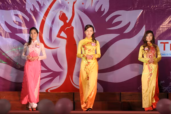 Phần thi trang phục áo dài