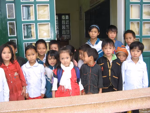 Bé Bảo Anhh đứng giữa (áo đỏ) chụp ảnh kỉ niệm cùng các anh chị trường tiểu học Nậm mười trước khi về Hà Nội. ảnh Xuân Trung