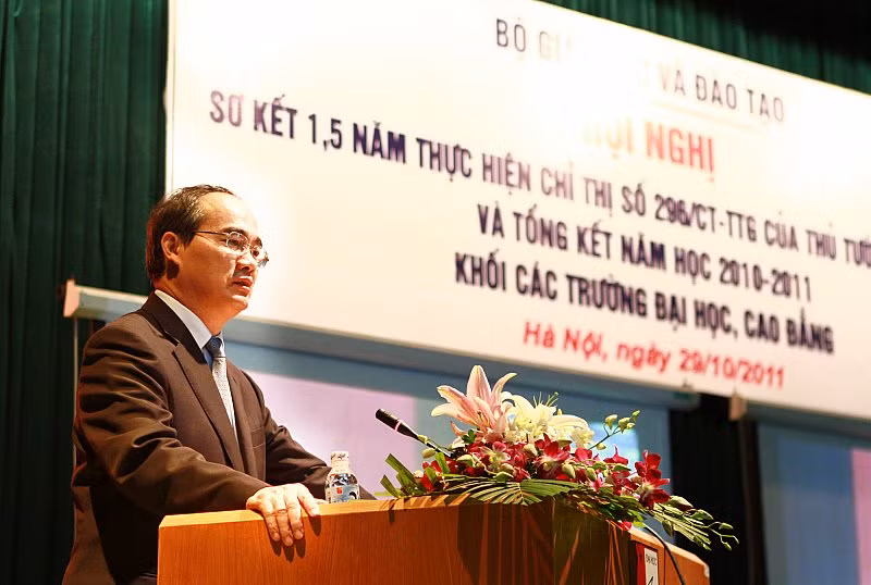 Theo Phó thủ tướng Nguyễn Thiện Nhân, dạy học cũng như làm dịch vụ, phải tự đánh giá và đổi mới. Ảnh Xuân Trung