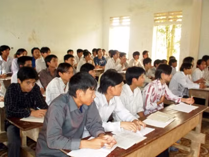 2. Lớp học tách riêng nam - nữ. Giữa thế kỷ 21 này, vẫn còn lớp học như thế của thầy Nguyễn Lê Đắc huyện Hương Sơn (Hà Tĩnh). Lớp học phân biệt theo giới, mỗi tiết học kéo dài đến 90 phút, toàn trường có thể nghỉ học vào những ngày mùa.