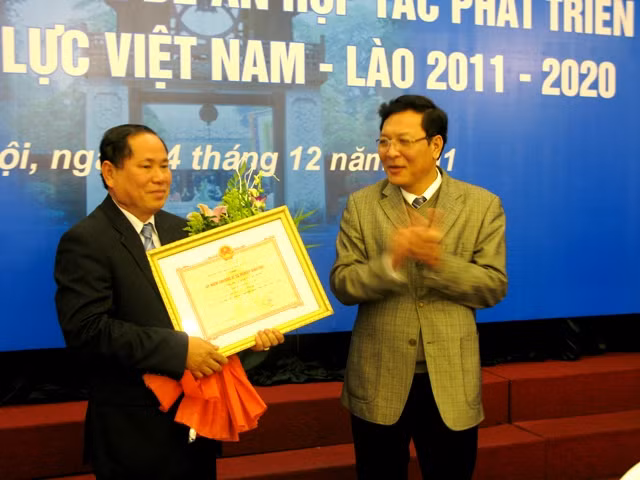Bộ trưởng Phạm Vũ Luận trao kỷ niệm chương cho Đai sứ quán Lào tại Việt Nam. Ảnh Xuân Trung Bộ trưởng Phạm Vũ Luận trao kỷ niệm chương cho Đai sứ quán Lào tại Việt Nam. Ảnh Xuân Trung
