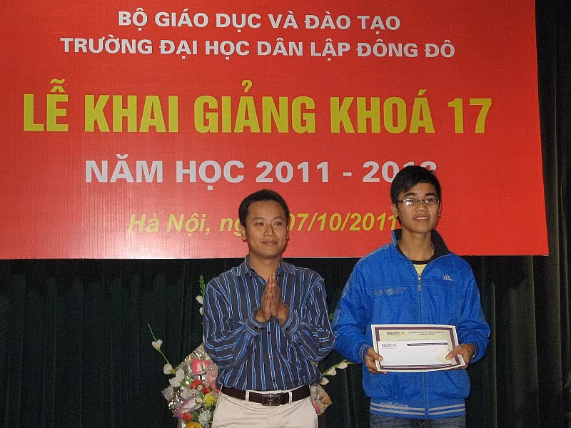 Phó tổng biên tập Bùi Ngọc Cải đại diện trao học bổng cho sinh viên thủ khoa. Phó tổng biên tập Bùi Ngọc Cải đại diện trao học bổng cho sinh viên thủ khoa.
