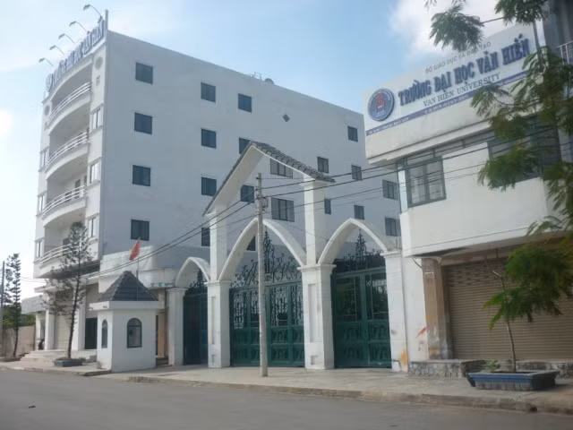 Dự kiến trường ĐH Văn Hiến TP HCM sẽ bị đình chỉ tuyển sinh trong năm 2012. Dự kiến trường ĐH Văn Hiến TP HCM sẽ bị đình chỉ tuyển sinh trong năm 2012.