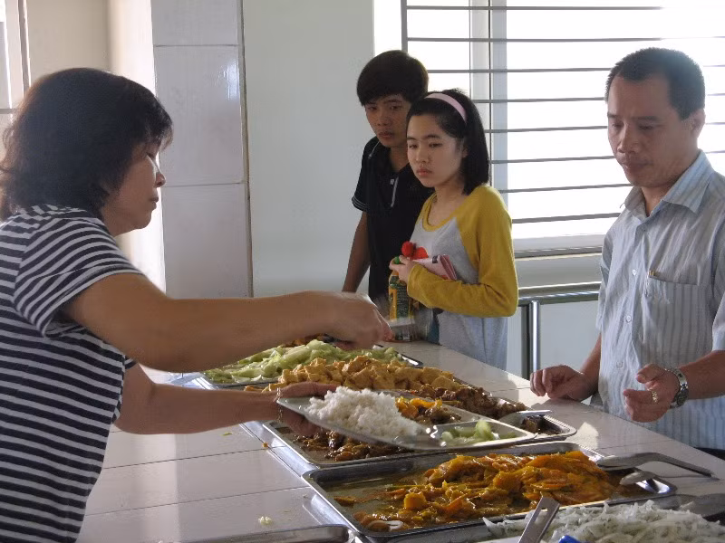 Ngay tại trường còn có hàng loạt dãy nhà ăn, phục vụ cho chính sinh viên của trường. Với giá sinh viên từ 15-20.000đ/suất là có bữa cơm ngon.