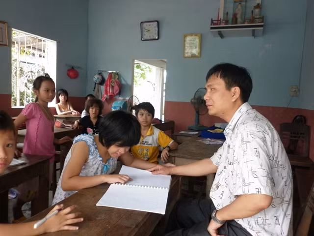 9. Lớp học của thầy giáo mù tại TP Tam Kỳ, Quảng Nam. Đặng Ngọc Duy (33 tuổi) ở nhà cặm cụi lập đề án xây dựng lớp học mái ấm dành cho người khiếm thị đầu tiên ở Tam Kỳ.