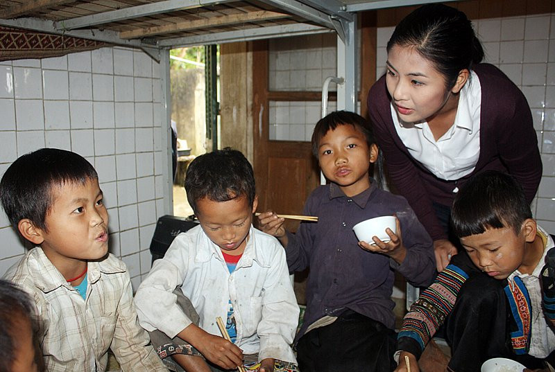 Ngoài việc thăm hỏi, nói chuyện vui vẻ với các em trong bữa ăn…