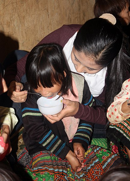 …Ngọc Hân còn ngồi cùng và xúc cơm cho các em ăn.