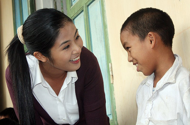 Không chỉ các bạn gái, các bạn trai cũng nhận được sự quan tâm đặc biệt.