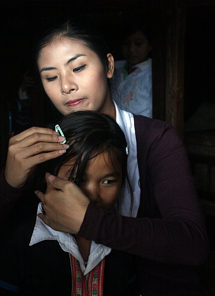 Với đôi tay khóe léo của mình, Ngọc Hân cài tóc cho các em nhỏ.