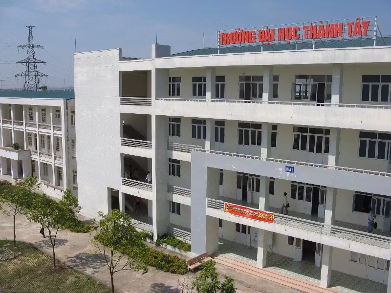 Khu giảng đường chính nhìn từ trên cao với diện tích lớp học được trang bị đầy đủ các thiết bị cho sinh viên học tập và thực hành.