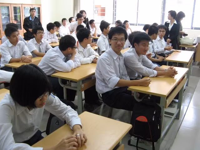 Lớp 11 chuyên Lý hôm nay vui hơn thường lệ, ai cũng vui vì Hiếu đã được nhiều nhà hảo tâm giúp đỡ.