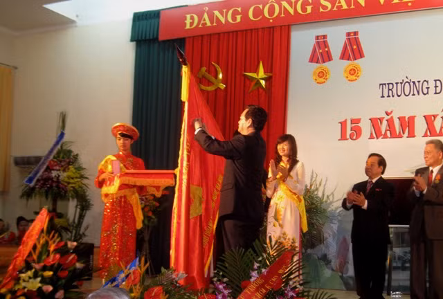 Vinh dự được nhận Huân chương lao động hạng nhì cho sự nghiệp đào tạo trong 15 năm qua. Vinh dự được nhận Huân chương lao động hạng nhì cho sự nghiệp đào tạo trong 15 năm qua.