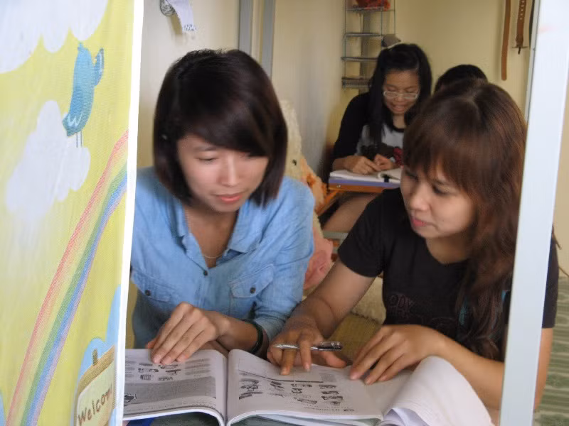 Với những phòng học nhóm mà những sinh viên ở đây tự lập ra sẽ hỗ trợ nhau trong quá trình học tập, nhất là đối với những khoa ngoại ngữ.
