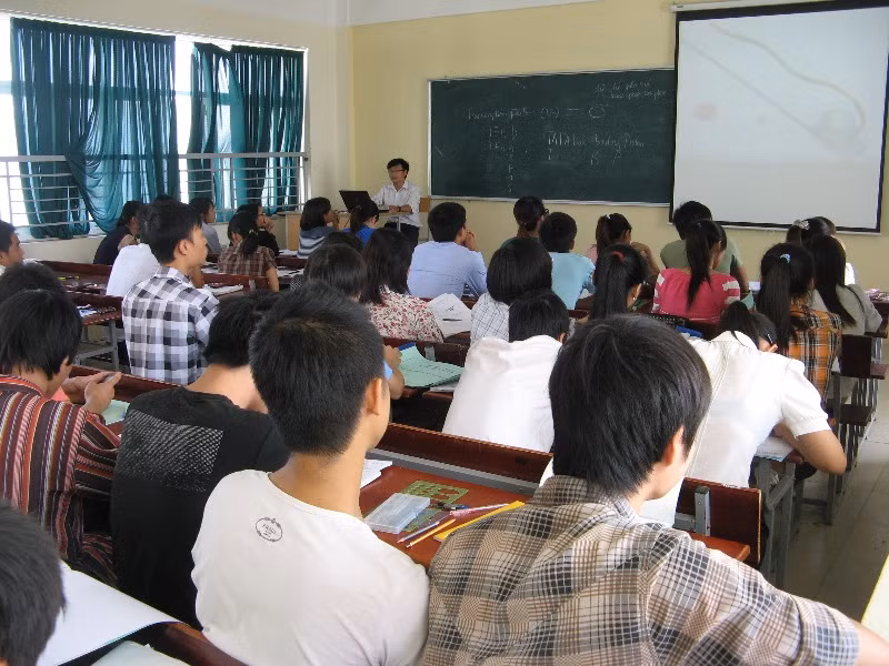 Giảng đường của trường có hệ thống máy chiếu hiện đại, quạt nước chống nóng.