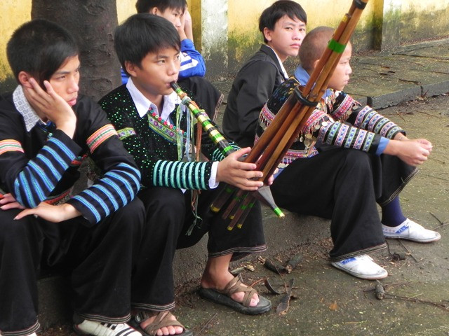 Những em nam luôn mang bên mình chiếc khèn dân tộc