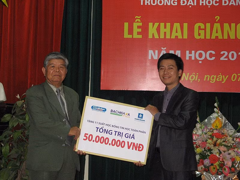 Đại diên Hệ thống Đào tạo Lập trình viên Quốc tế BachKhoa-Aptech trao học bổng trị giá 50 triệu đồng cho trường ĐH DL Đông Đô. Đại diên Hệ thống Đào tạo Lập trình viên Quốc tế BachKhoa-Aptech trao học bổng trị giá 50 triệu đồng cho trường ĐH DL Đông Đô.