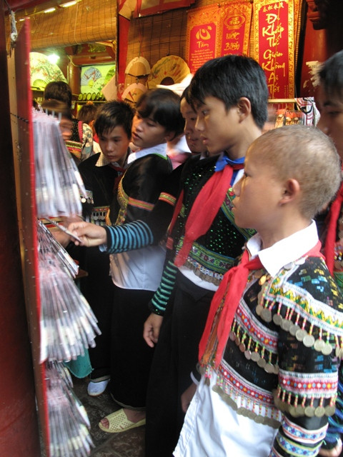 Những đồ lưu niệm thực sự khiến các em tò mò và lạ lẫm.