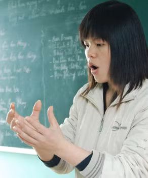 Mọi thắc mắc đều biểu cảm bằng tay và mặt.