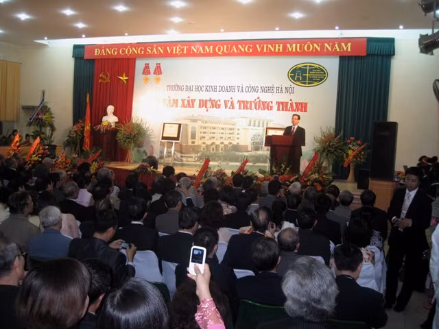 Trường ĐH KD&CN Hà Nội trong ngày kỷ niệm 15 năm thành lập. Trường ĐH KD&CN Hà Nội trong ngày kỷ niệm 15 năm thành lập.