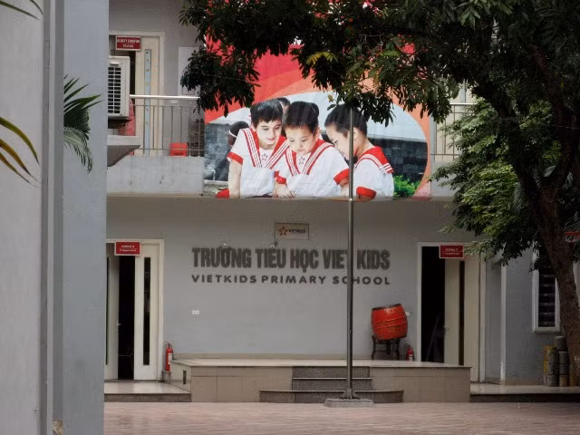 Trường mầm non Vietkids nằm trong khuân viên trường Tiểu học. Ảnh Xuân Trung Trường mầm non Vietkids nằm trong khuân viên trường Tiểu học. Ảnh Xuân Trung