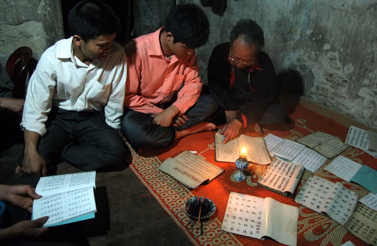 3. Lớp học xấu hổ: Người Dao ở bản Đằng Long (xã Bắc Sơn, huyện Kim Bôi, Hoà Bình) coi Ông Triệu Văn Triển là kho tri thức của bản. Hơn 70 năm qua, ông đã tỉ mẫn ghi chép bằng chữ Dao nôm những truyền thuyết, sự tích, những tập tục. Ông nghĩ: Tại sao mình không mở một lớp học để dạy bà con rồi qua đó truyền bá những văn hoá dân gian của người Dao mà cả đời ông đã sưu tầm tầm kỳ công lưu trữ.