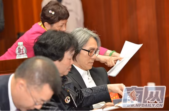 Nhiều lời đàm tiếu, công kích Châu Tinh Trì khi "đại biểu" này đi họp muộn