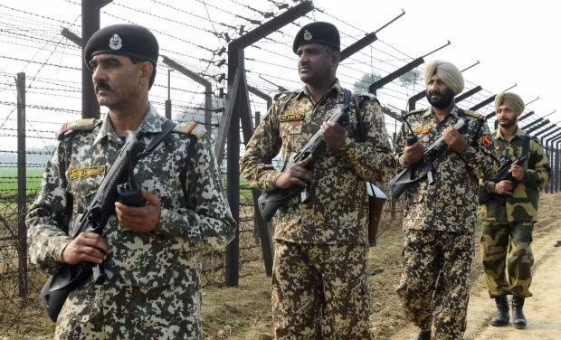 Lính Ấn Độ tuần tra dọc biên giới với Pakistan