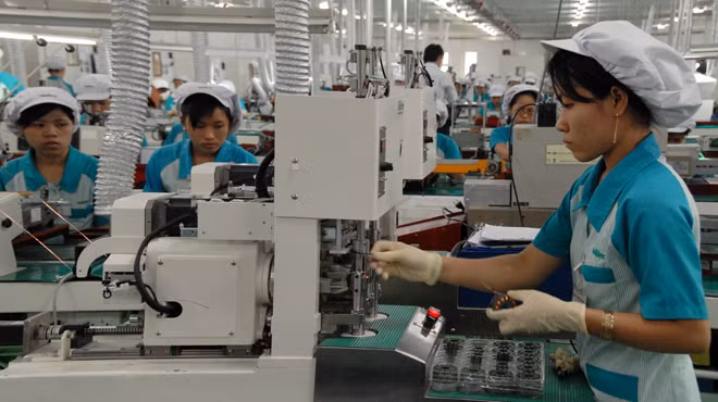 Nidec là một trong những tập đoàn của Nhật đầu tư nhiều nhà máy tại Việt Nam. Trong ảnh: công nhân kỹ thuật cao của Nhà máy Nidec Sankyo Vietnam tại Khu công nghệ cao Q.9, TP.HCM - Ảnh: T.Đạm Nidec là một trong những tập đoàn của Nhật đầu tư nhiều nhà máy tại Việt Nam. Trong ảnh: công nhân kỹ thuật cao của Nhà máy Nidec Sankyo Vietnam tại Khu công nghệ cao Q.9, TP.HCM - Ảnh: T.Đạm