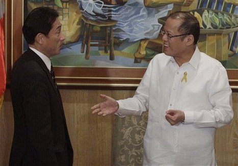 Tổng thống Philippines Aquino thân mật tiếp Ngoại trưởng Nhật Bản Tổng thống Philippines Aquino thân mật tiếp Ngoại trưởng Nhật Bản