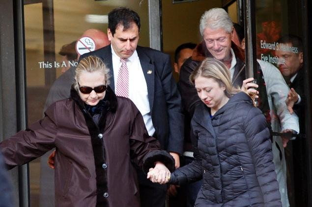 Cựu Tổng thống Mỹ Bill Clinton và con gái tới bệnh viện đón bà Hillary Clinton xuất viện Cựu Tổng thống Mỹ Bill Clinton và con gái tới bệnh viện đón bà Hillary Clinton xuất viện