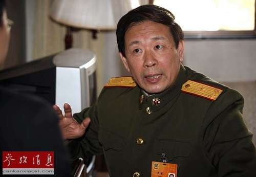 La Viện, học giả Trung Quốc đeo lon Thiếu tướng tự nhận là "diều hâu tỉnh táo" La Viện, học giả Trung Quốc đeo lon Thiếu tướng tự nhận là "diều hâu tỉnh táo"