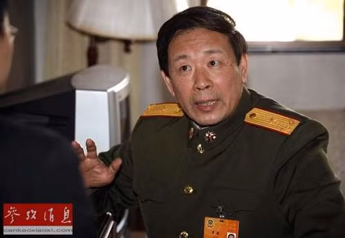 La Viện, học giả Trung Quốc đeo lon Thiếu tướng tự nhận là "diều hâu tỉnh táo" La Viện, học giả Trung Quốc đeo lon Thiếu tướng tự nhận là "diều hâu tỉnh táo"