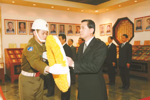 Thang Gia Khôn, Trưởng phòng Tình báo quân sự Đài Loan thắp hương cho các điệp viên "hi sinh" Thang Gia Khôn, Trưởng phòng Tình báo quân sự Đài Loan thắp hương cho các điệp viên "hi sinh"