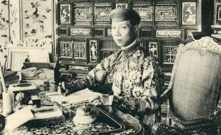 Tháng 9 năm 1924, từ Pháp về, Khải Định còn lo tổ chức lễ tứ tuần đại khánh rất lớn và tốn kém, bắt nhân dân khắp nơi gửi quà mừng. Sau lễ mừng thọ, ngân sách Nam triều kiệt quệ, Khải Định cho tǎng thêm 30% thuế điền. Khải Định không được lòng dân chúng. Ở Huế nhân dân đã truyền tụng câu ca dao phổ biến về Khải Định: Tiếng đồn Khải Định nịnh Tây Nghề này thì lấy ông này tiên sư. Tháng 9 năm 1924, từ Pháp về, Khải Định còn lo tổ chức lễ tứ tuần đại khánh rất lớn và tốn kém, bắt nhân dân khắp nơi gửi quà mừng. Sau lễ mừng thọ, ngân sách Nam triều kiệt quệ, Khải Định cho tǎng thêm 30% thuế điền. Khải Định không được lòng dân chúng. Ở Huế nhân dân đã truyền tụng câu ca dao phổ biến về Khải Định: Tiếng đồn Khải Định nịnh Tây Nghề này thì lấy ông này tiên sư.