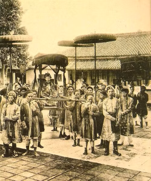 Vua Duy Tân tên húy là Nguyễn Phúc Vĩnh San, còn có tên là Nguyễn Phúc Hoảng, sinh ngày 26 tháng 8 năm Canh Tý, tức 19 tháng 9 năm 1900 tại Huế. Đây là vị vua thứ 11 của Triều Nguyễn. Ông là con thứ 8 của vua Thành Thái và bà hoàng phi Nguyễn Thị Định. Ông được coi là một vị vua yêu nước và nổi bật nhất trong triều đại Nhà Nguyễn. Vua Thành Thái có nhiều con trai, đáng lẽ phải chọn người con trưởng kế vị, nhưng người Pháp sợ một vị vua trưởng thành khó sai khiến nên họ muốn tìm chọn một người nhỏ tuổi. Khi Khâm sứ Fernand Ernest Lévecque cầm danh sách các hoàng tử con vua Thành Thái vào hoàng cung chọn vua, lúc điểm danh thì thiếu mất Vĩnh San. Triều đình cho người đi tìm thì thấy Vĩnh San đang chơi đùa, mặt mày lem luốc. Không kịp đưa về nhà tắm rửa, Vĩnh San ra trình diện quan Pháp (ảnh: Hình ảnh của vua Duy Tân ngày 5/9/1907). Vua Duy Tân tên húy là Nguyễn Phúc Vĩnh San, còn có tên là Nguyễn Phúc Hoảng, sinh ngày 26 tháng 8 năm Canh Tý, tức 19 tháng 9 năm 1900 tại Huế. Đây là vị vua thứ 11 của Triều Nguyễn. Ông là con thứ 8 của vua Thành Thái và bà hoàng phi Nguyễn Thị Định. Ông được coi là một vị vua yêu nước và nổi bật nhất trong triều đại Nhà Nguyễn. Vua Thành Thái có nhiều con trai, đáng lẽ phải chọn người con trưởng kế vị, nhưng người Pháp sợ một vị vua trưởng thành khó sai khiến nên họ muốn tìm chọn một người nhỏ tuổi. Khi Khâm sứ Fernand Ernest Lévecque cầm danh sách các hoàng tử con vua Thành Thái vào hoàng cung chọn vua, lúc điểm danh thì thiếu mất Vĩnh San. Triều đình cho người đi tìm thì thấy Vĩnh San đang chơi đùa, mặt mày lem luốc. Không kịp đưa về nhà tắm rửa, Vĩnh San ra trình diện quan Pháp (ảnh: Hình ảnh của vua Duy Tân ngày 5/9/1907).