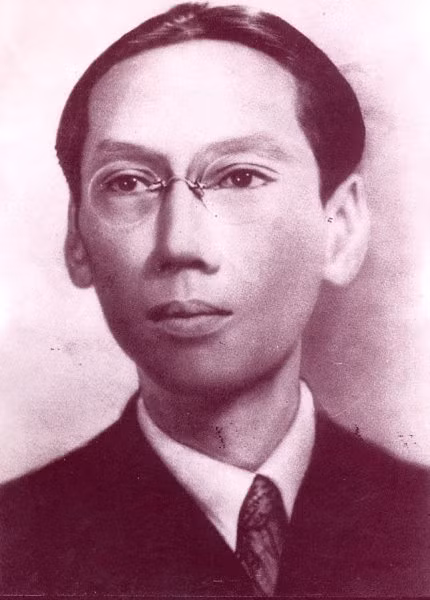 Nhưng chờ đến ba giờ sáng vẫn không nghe hiệu lệnh, biết đã thất bại, Trần Cao Vân và Thái Phiên định đưa vua Duy Tân tới vùng Quảng Nam, Quảng Ngãi. Sáng ngày 6 tháng 5 năm 1916, họ bị bắt. Khâm sứ tại Huế và Toàn quyền thuyết phục vua Duy Tân trở lại ngai vàng nhưng ông không đồng ý:“Các ngài muốn bắt buộc tôi phải làm vua nước Nam, thì hãy coi tôi như là một ông vua đã trưởng thành và có quyền tự do hành động, nhất là quyền tự do trao đổi tin tức và ý kiến với chính phủ Pháp”. (ảnh: Vua Duy Tân lúc 30 tuổi). Pháp bắt Triều đình Huế phải xử, Thượng thư Bộ Học Hồ Đắc Trung được ủy nhiệm thảo bản án. Trần Cao Vân khi đó bị giam trong ngục, nhờ được người đưa tin cho Hồ Đắc Trung xin được lãnh hết tội và xin tha cho vua. Hồ Đắc Trung làm án đổ hết tội cho 4 người Thái Phiên, Trần Cao Vân, Tôn Thất Đề và Nguyễn Quang Siêu. Bốn người bị chém đầu ở An Hòa. Vua Duy Tân bị đày đi đảo La Réunion ở Ấn Độ Dương cùng với vua cha Thành Thái vào năm 1916. Nhưng chờ đến ba giờ sáng vẫn không nghe hiệu lệnh, biết đã thất bại, Trần Cao Vân và Thái Phiên định đưa vua Duy Tân tới vùng Quảng Nam, Quảng Ngãi. Sáng ngày 6 tháng 5 năm 1916, họ bị bắt. Khâm sứ tại Huế và Toàn quyền thuyết phục vua Duy Tân trở lại ngai vàng nhưng ông không đồng ý:“Các ngài muốn bắt buộc tôi phải làm vua nước Nam, thì hãy coi tôi như là một ông vua đã trưởng thành và có quyền tự do hành động, nhất là quyền tự do trao đổi tin tức và ý kiến với chính phủ Pháp”. (ảnh: Vua Duy Tân lúc 30 tuổi). Pháp bắt Triều đình Huế phải xử, Thượng thư Bộ Học Hồ Đắc Trung được ủy nhiệm thảo bản án. Trần Cao Vân khi đó bị giam trong ngục, nhờ được người đưa tin cho Hồ Đắc Trung xin được lãnh hết tội và xin tha cho vua. Hồ Đắc Trung làm án đổ hết tội cho 4 người Thái Phiên, Trần Cao Vân, Tôn Thất Đề và Nguyễn Quang Siêu. Bốn người bị chém đầu ở An Hòa. Vua Duy Tân bị đày đi đảo La Réunion ở Ấn Độ Dương cùng với vua cha Thành Thái vào năm 1916.