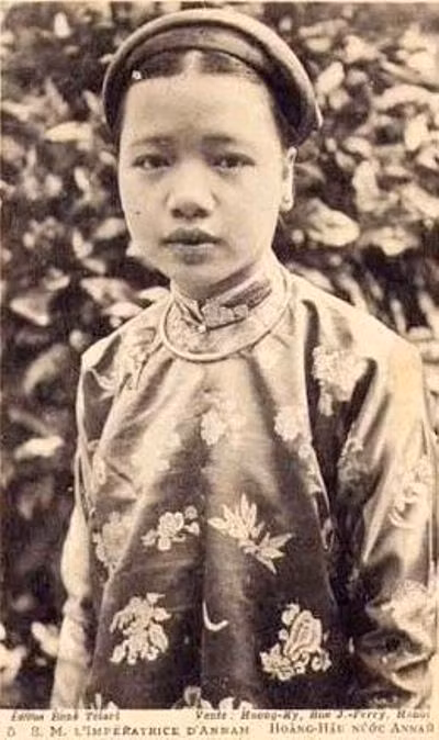 Ân Phi Hồ Thị Chỉ, vợ của Khải Định (Theo nhà nghiên cứu Nguyễn Duy Chính). Ân Phi Hồ Thị Chỉ, vợ của Khải Định (Theo nhà nghiên cứu Nguyễn Duy Chính).
