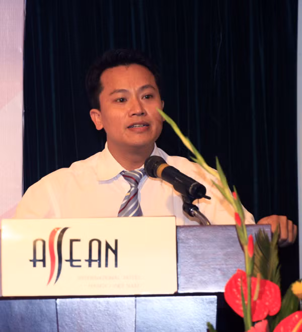 Nhà báo Bùi Ngọc Cải, Phó Tổng Biên tập Báo điện từ Giáo dục Việt Nam tại buổi lễ kỷ niệm 1 năm thành lập báo ngày 9/6/2012.