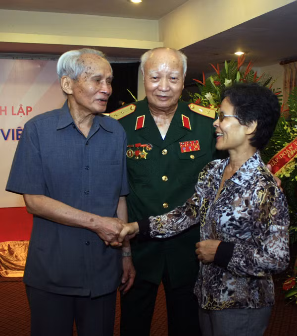 Trung tướng Nguyễn Quốc Thước (bên trái, ngoài cùng), Trung tướng Nguyễn Ân (giữa), cô Anh Thơ (cựu giảng viên trường ĐHSP HN) chia vui với Báo Giáo dục Việt Nam