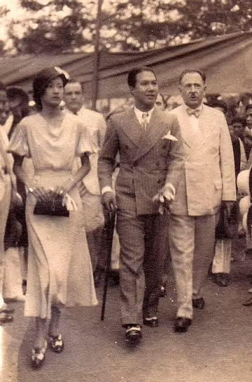 Hoàng đế Bảo Đại cưới bà Nam Phương năm 1934 khi ông 21 tuổi. Lúc đó, để cưới được giai nhân, ông đã phải chấp nhận 4 điều kiện gắt gao mà nhà gái đặt ra: phải tấn phong cho Nguyễn Hữu Thị Lan làm Hoàng hậu chính cung ngay trong ngày cưới (các bà vợ của 12 đời vua trước đó chỉ được phong tước Vương phi, đến khi chết mới được truy phong Hoàng hậu); lễ cưới của hai người phải được tòa thánh La Mã cho phép một cách đặc biệt; sau khi cưới Nguyễn Hữu Thị Lan có quyền được giữ nguyên đạo công giáo và các con, khi sinh ra, phải được rửa tội theo luật công giáo và giữ đạo; còn Bảo Đại thì vẫn giữ đạo cũ là Phật giáo.