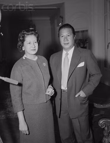 “Con người Bảo Đại có một phần mười của Farouk, hai phần mười của Machiavel và bảy phần mười của Hamlet… Ông đã dan díu với đủ hạng người, từ cô hầu phòng bình thường, vợ của các gia nhân đày tớ, hoa hậu Đông Dương đến gái nhảy, thậm chí gái điếm…”, một người thân thiết của cựu hoàng đã bình phẩm.