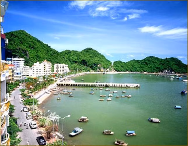 Nhà văn Nguyễn Đình Tú (Trưởng ban văn xuôi, tạp chí Văn nghệ quân đội) là người đã tìm hiểu rất kĩ về nữ giang hồ đất Cảng nói rằng: "Ở Hải Phòng, các nữ quái là một “đặc sản”. Bởi vì, tội phạm nữ thì địa phương nào cũng có nhưng chưa nơi nào có những phụ nữ làm trùm giang hồ như phụ nữ ở đất Cảng. Bản thân những nữ giang hồ này khi hoạt động ở Hải Phòng hay nơi nào khác, thì thế lực, sự chuyên nghiệp và tàn bạo của họ không thua kém gì đấng mày râu (ảnh: Bờ biển Đồ Sơn - Hải Phòng). Nhà văn Nguyễn Đình Tú (Trưởng ban văn xuôi, tạp chí Văn nghệ quân đội) là người đã tìm hiểu rất kĩ về nữ giang hồ đất Cảng nói rằng: "Ở Hải Phòng, các nữ quái là một “đặc sản”. Bởi vì, tội phạm nữ thì địa phương nào cũng có nhưng chưa nơi nào có những phụ nữ làm trùm giang hồ như phụ nữ ở đất Cảng. Bản thân những nữ giang hồ này khi hoạt động ở Hải Phòng hay nơi nào khác, thì thế lực, sự chuyên nghiệp và tàn bạo của họ không thua kém gì đấng mày râu (ảnh: Bờ biển Đồ Sơn - Hải Phòng).