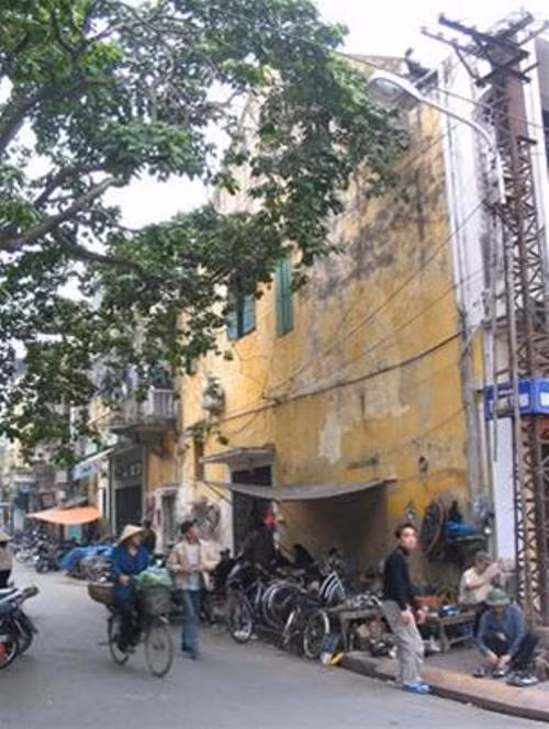 Trong đó, Dung Hà là người có tiếng tăm hơn cả. Tên thật là Vũ Thị Hoàng Dung, sinh năm 1965, nhà ở ngõ 23, phố Trạng Trình, Phan Bội Châu, Hồng Bàng, Hải Phòng, trong một gia đình 4 anh chị em. Dung gia nhập vào giới giang hồ đất Cảng từ những năm chưa đầy 20 tuổi. Bước sang "đầu ba", Dung đã gánh trên vai một vốn tiền án tiền sự đáng nể và trở thành một nữ trùm giang hồ có số má bậc nhất ở Hải Phòng (ảnh: Một góc phố Trạng Trình ở Hải Phòng - nơi Dung Hà sinh ra và lớn lên). Trong đó, Dung Hà là người có tiếng tăm hơn cả. Tên thật là Vũ Thị Hoàng Dung, sinh năm 1965, nhà ở ngõ 23, phố Trạng Trình, Phan Bội Châu, Hồng Bàng, Hải Phòng, trong một gia đình 4 anh chị em. Dung gia nhập vào giới giang hồ đất Cảng từ những năm chưa đầy 20 tuổi. Bước sang "đầu ba", Dung đã gánh trên vai một vốn tiền án tiền sự đáng nể và trở thành một nữ trùm giang hồ có số má bậc nhất ở Hải Phòng (ảnh: Một góc phố Trạng Trình ở Hải Phòng - nơi Dung Hà sinh ra và lớn lên).