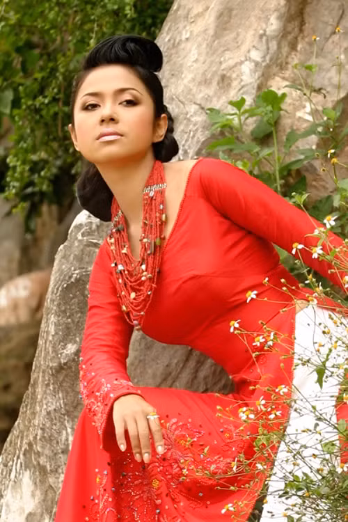 Sau khi Trần Văn Giao bị bắt, Việt Trinh cũng bị triệu tập lên cơ quan điều tra để làm rõ về sự liên quan của cô với "đại gia" siêu lừa đảo này. Những đạo diễn trong làng giải trí và những diễn viên Sài Gòn khi đó không xa lạ gì với mối quan hệ của Trần Văn Giao và Việt Trinh, bởi thời điểm mà trước khi Trần Văn Giao bị bắt, người ta thường thấy Trần Văn Giao dùng chiếc xe hơi sang trọng của mình đưa đón Việt Trinh ở phim trường.