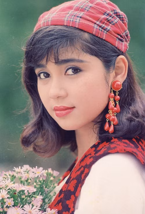 Sau khi Trần Văn Giao bị bắt, những dấu chấm hỏi về sự liên quan của nữ diễn viên điện ảnh Việt Trinh với Trần Văn Giao bắt đầu được đưa ra mổ xẻ. Nữ diễn viên điện ảnh Việt Trinh chính là người có mặt trong chiếc xe ôtô của Trần Văn Giao hôm Trần Văn Giao bị bắt vào sáng 11-9-2001. Lúc một cán bộ điều tra đọc lệnh bắt và còng tay Trần Văn Giao, Trần Văn Giao còn cho rằng mình bị "bắt nhầm" rồi đòi "gọi điện thoại cho anh X. - một cán bộ cấp cao". Tuy nhiên, cuối cùng Trần Văn Giao cũng phải tra tay vào còng số 8, trước mặt người đẹp Việt Trinh. Theo nhiều tờ báo, thấy Trần Văn Giao bị Công an "hỏi thăm", Việt Trinh đã đẩy cửa xe ôtô và chạy đi một cách đầy sợ hãi.