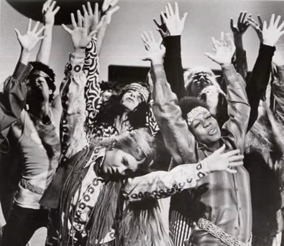Đầu những năm 1960, phong trào Hippie bắt đầu thâm nhập vào miền Nam và khuấy động “Hòn ngọc viễn đông”. Phong trào Hippie và chủ nghĩa hiện sinh khuyến khích thanh niên Sài Gòn sống nhanh, sống vội, lao vào ăn chơi. Các nhà hàng, vũ trường, tiệm hút với đủ kiểu quần áo tóc tai dị hợm đã mọc lên như nấm, lối kéo thanh niên Sài Gòn mỗi khi chiều về (ảnh minh họa: hình ảnh những người nhảy Hippie). Đầu những năm 1960, phong trào Hippie bắt đầu thâm nhập vào miền Nam và khuấy động “Hòn ngọc viễn đông”. Phong trào Hippie và chủ nghĩa hiện sinh khuyến khích thanh niên Sài Gòn sống nhanh, sống vội, lao vào ăn chơi. Các nhà hàng, vũ trường, tiệm hút với đủ kiểu quần áo tóc tai dị hợm đã mọc lên như nấm, lối kéo thanh niên Sài Gòn mỗi khi chiều về (ảnh minh họa: hình ảnh những người nhảy Hippie).
