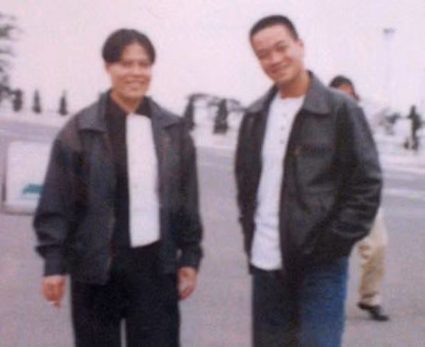 Xung quanh chuyện kinh doanh sòng bạc của nữ trùm giang hồ đất Cảng này có rất nhiều điều. Ví như chuyện hệ thống canh gác khá liều lĩnh và thông minh mà Dung Hà điều khiển. Sòng bạc được chọn nơi nguy hiểm nhất, đặt tại nhà thị. Nhưng do đường vào nhà thị phải đi qua một ngõ độc đạo, cộng thêm có một hệ thống chuông nối từ ngoài ngõ vào trong nhà có thể báo động từ xa nên công việc canh gác không mấy vất vả (ảnh: Dung Hà, bên trái, chụp ảnh cùng Hải Bánh). Xung quanh chuyện kinh doanh sòng bạc của nữ trùm giang hồ đất Cảng này có rất nhiều điều. Ví như chuyện hệ thống canh gác khá liều lĩnh và thông minh mà Dung Hà điều khiển. Sòng bạc được chọn nơi nguy hiểm nhất, đặt tại nhà thị. Nhưng do đường vào nhà thị phải đi qua một ngõ độc đạo, cộng thêm có một hệ thống chuông nối từ ngoài ngõ vào trong nhà có thể báo động từ xa nên công việc canh gác không mấy vất vả (ảnh: Dung Hà, bên trái, chụp ảnh cùng Hải Bánh).
