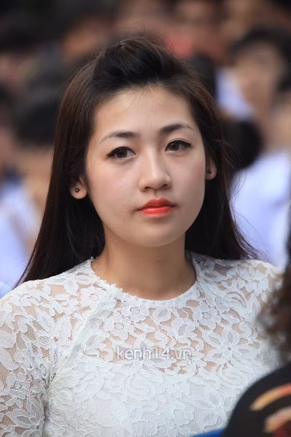 Đây là năm đầu tiên Á hậu rời trường cấp 3, hiện người đẹp đang là lớp trưởng của lớp Phát Thanh - Học viện Báo chí và Tuyên truyền Hà Nội.