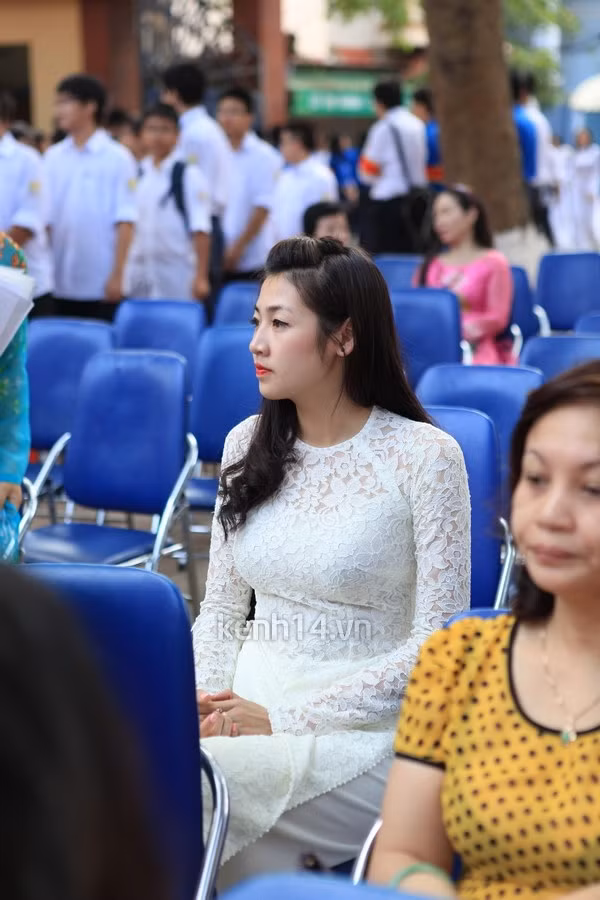 Tú Anh đã đến chào hỏi từng thầy cô của mình và ngồi chăm chú theo dõi diễn biến buổi lễ khai giảng.