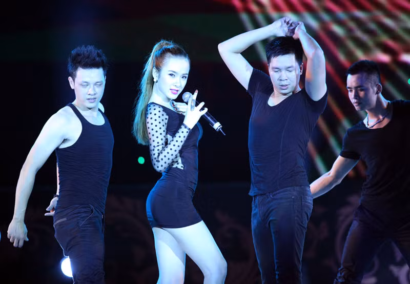 Phương Trinh khoe đường cong nóng bỏng trên sân khấu ca nhạc cùng vũ đoàn múa.
